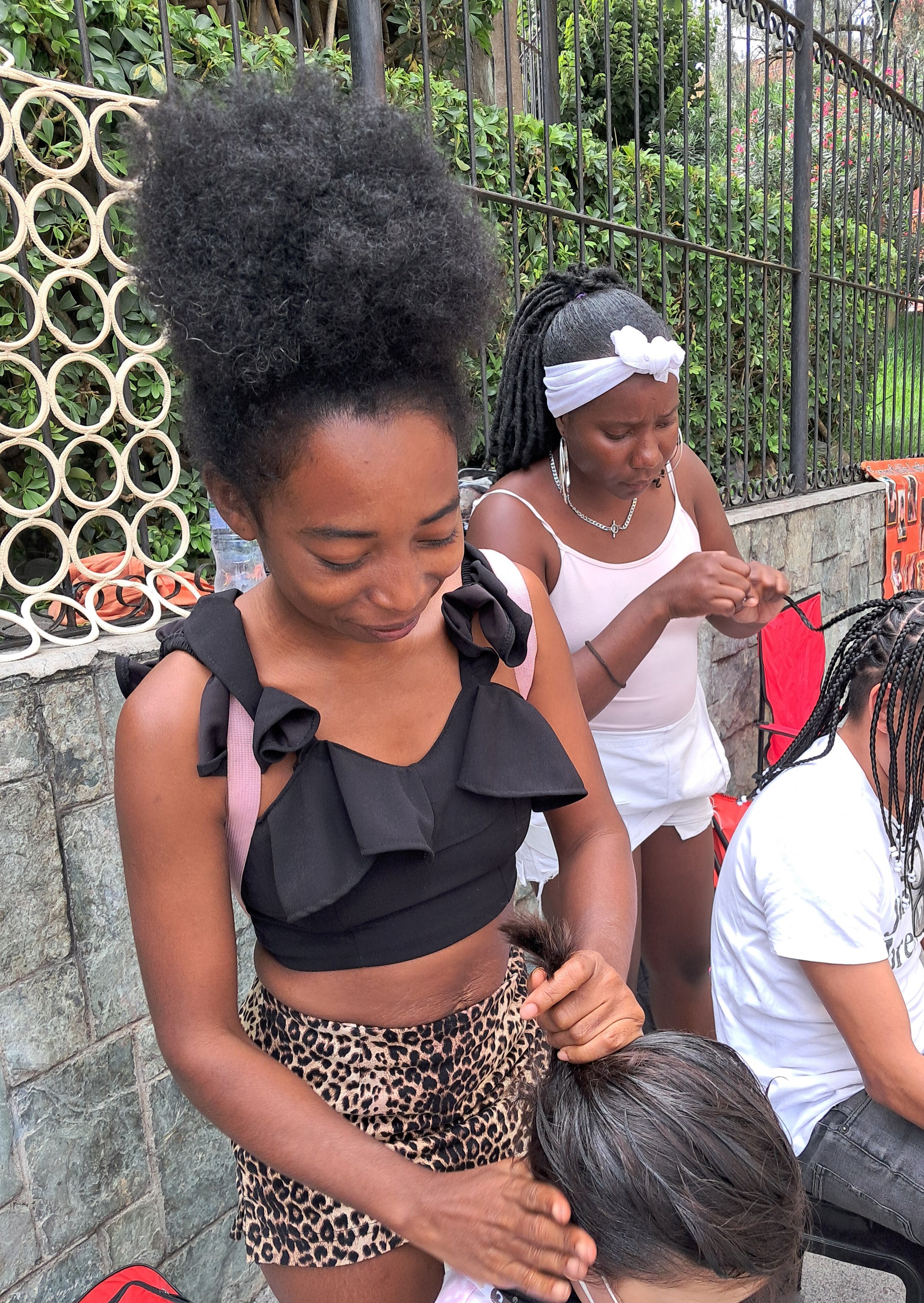  El cabello afro es un distintivo de las mujeres garífunas o con afrodescendencia.  Crédito: Violeta Cetino 